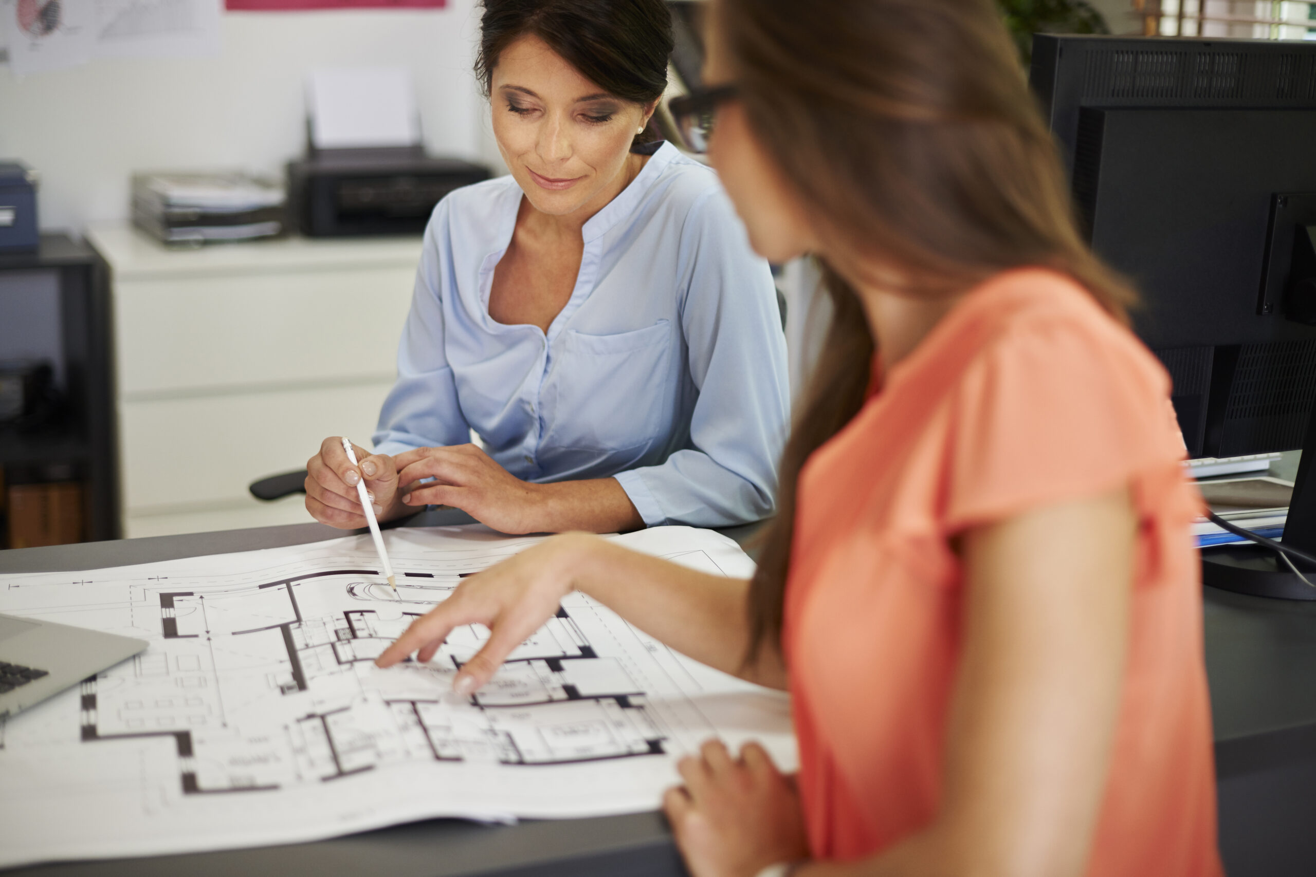 Duas mulheres falando sobre o projeto de uma casa e conversando sobre Due Diligence Imobiliária.