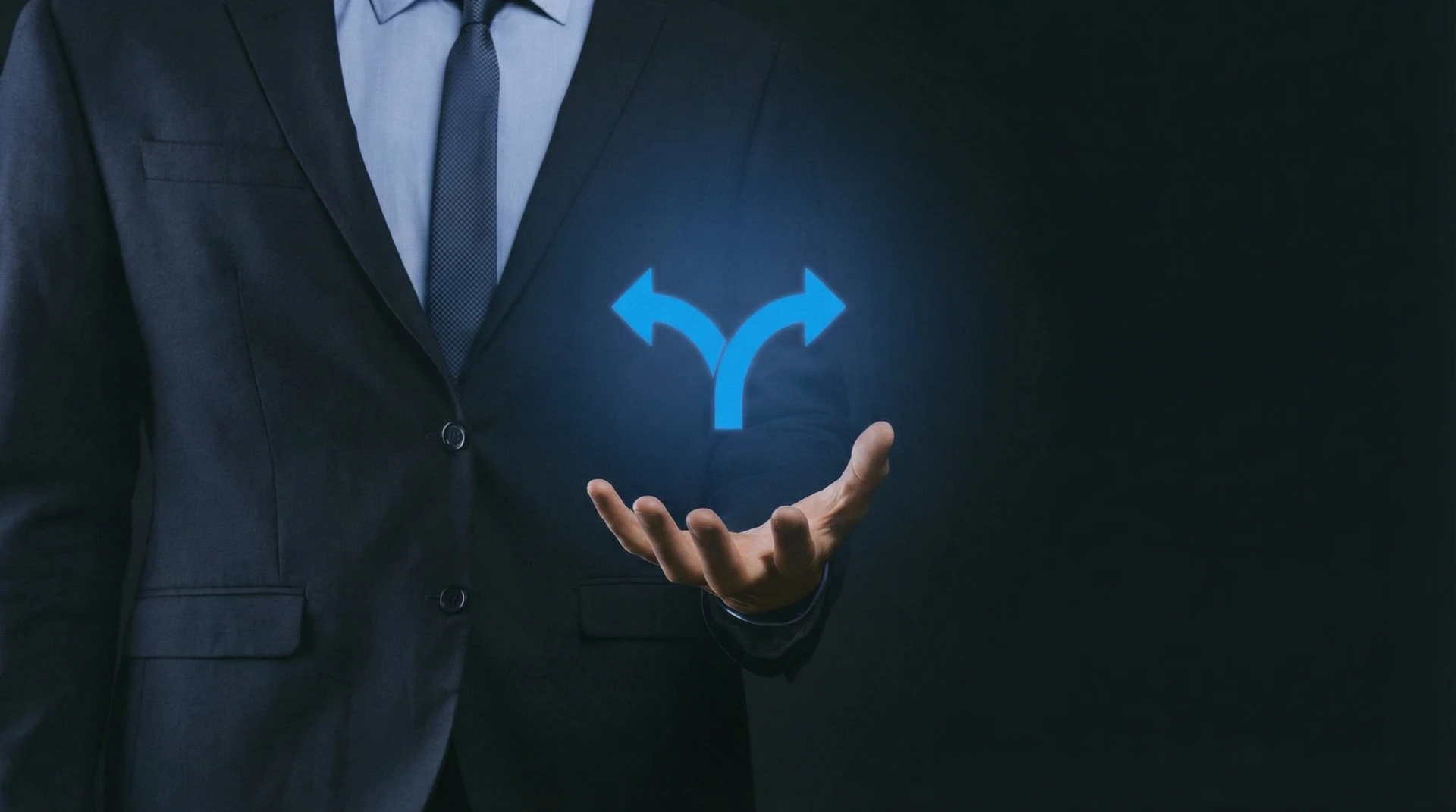 Imagem que ilustra a diferença entre factoring e FIDC, representada por uma pessoa de terno apontando para um símbolo de decisão, destacando as distinções entre esses instrumentos financeiros.