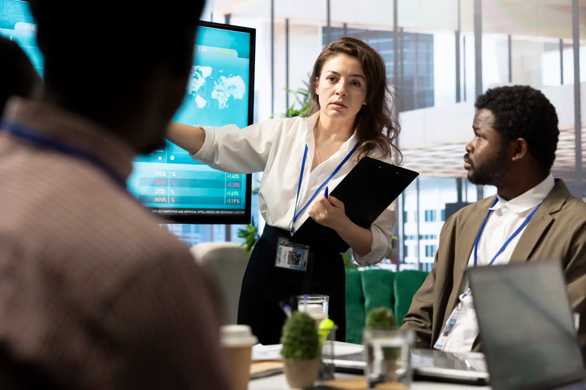 Advogada explicando estratégias de fintech durante reunião empresarial, com foco em direito inovador e tecnologia financeira.